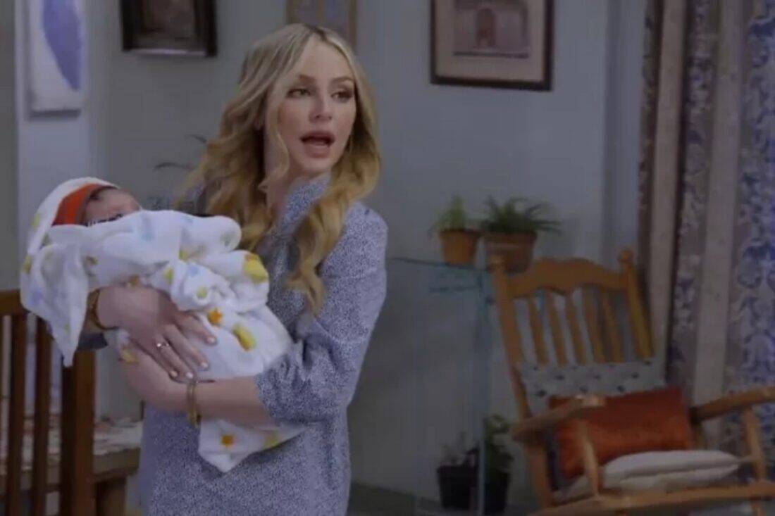 Salma segurando o filho de Ângela em cena de tensão na novela Contigo Sim