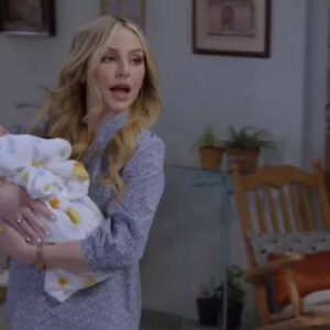 Salma segurando o filho de Ângela em cena de tensão na novela Contigo Sim