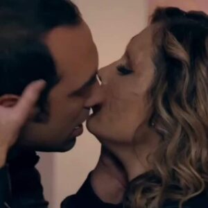 Félix e Samantha brindando em uma cena intensa de sedução na novela Contigo Sim