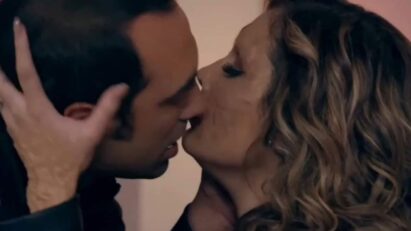 Félix e Samantha brindando em uma cena intensa de sedução na novela Contigo Sim