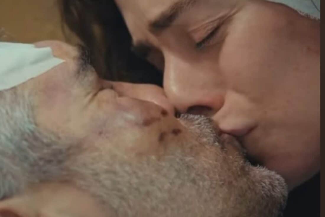 Bahar e Sarp abraçados em uma das cenas finais da novela, momentos antes da tragédia.