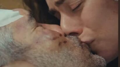 Bahar e Sarp abraçados em uma das cenas finais da novela, momentos antes da tragédia.