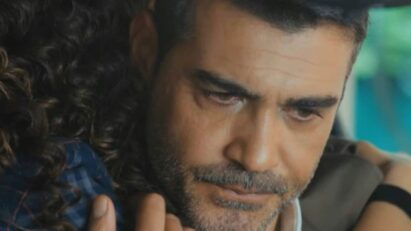 Sarp e Sirin em cena tensa de "Força de Mulher", onde ele finge perdoá-la por motivos ocultos.