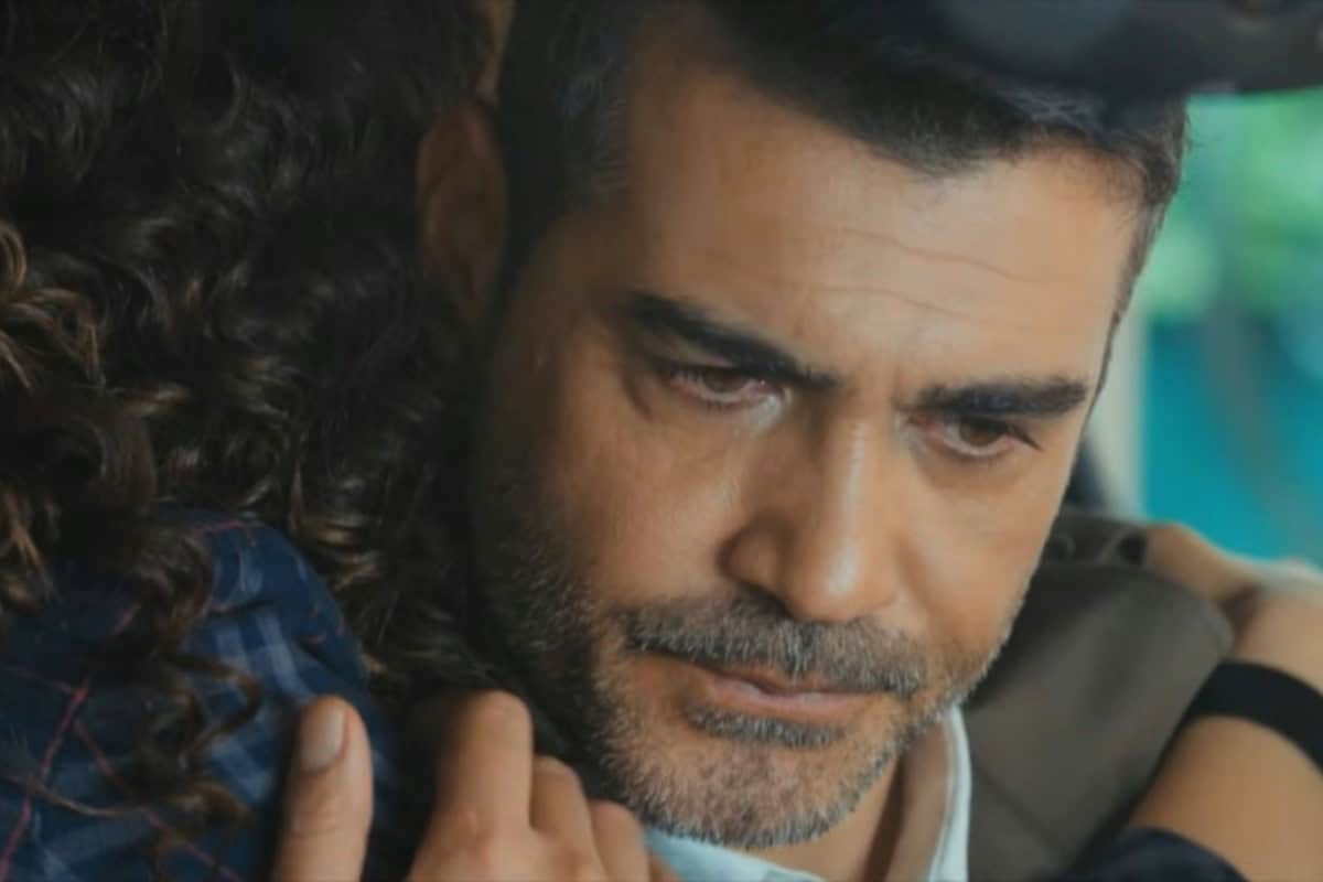 Sarp e Sirin em cena tensa de "Força de Mulher", onde ele finge perdoá-la por motivos ocultos.
