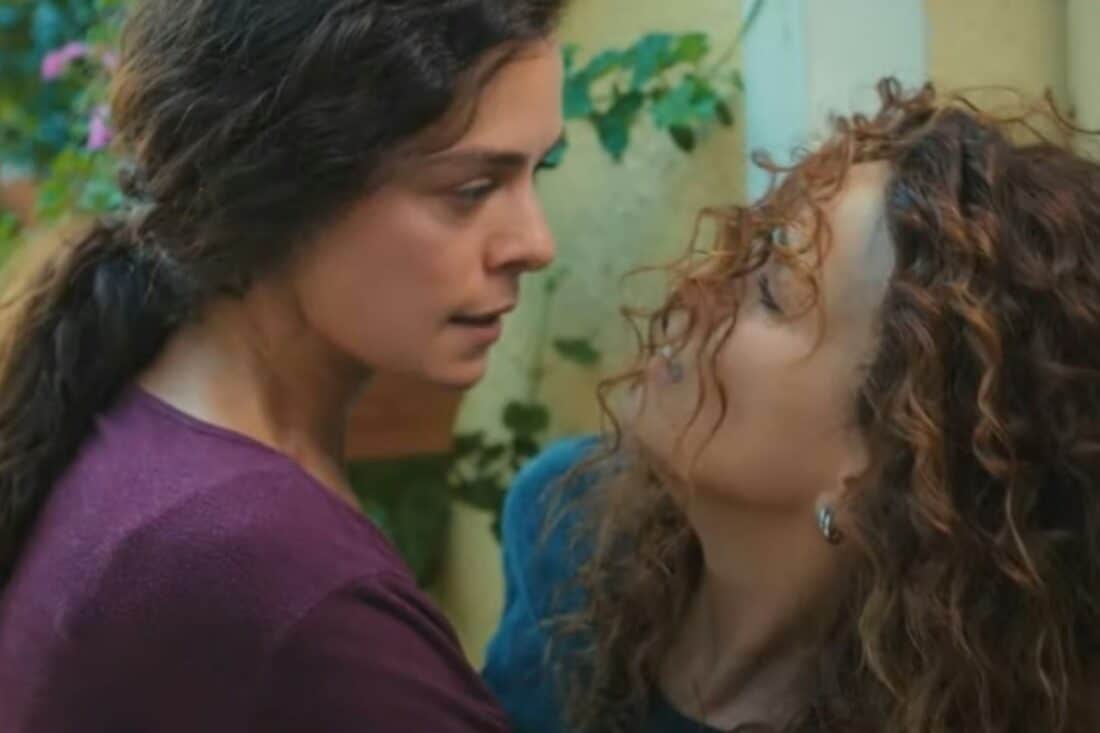 Bahar segurando Sirin pelos cabelos em uma cena de confronto explosivo.