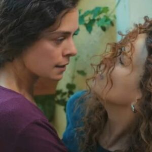 Bahar segurando Sirin pelos cabelos em uma cena de confronto explosivo.