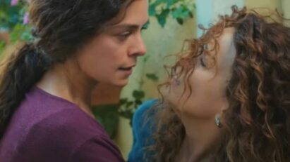 Bahar segurando Sirin pelos cabelos em uma cena de confronto explosivo.