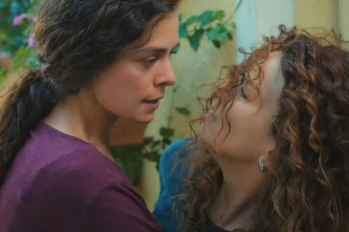 Bahar segurando Sirin pelos cabelos em uma cena de confronto explosivo.