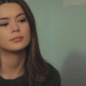 "Sirin abraçando o pai, Enver, em uma cena emocionante da novela turca", "Bahar emocionada durante uma conversa com Sarp", "Cena dramática da novela turca com Sirin e Enver"