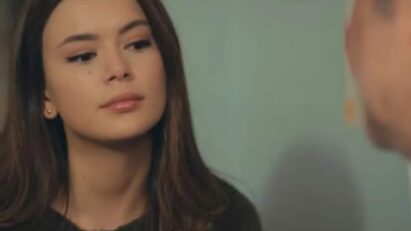 "Sirin abraçando o pai, Enver, em uma cena emocionante da novela turca", "Bahar emocionada durante uma conversa com Sarp", "Cena dramática da novela turca com Sirin e Enver"