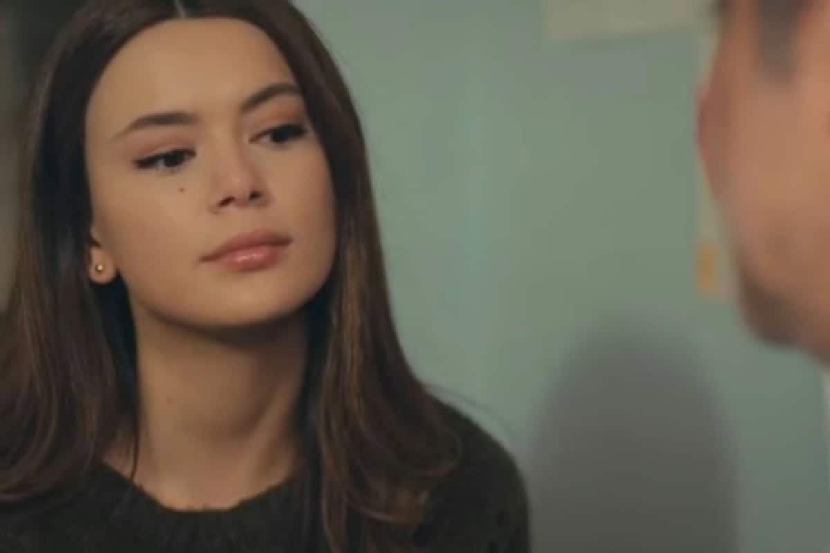 "Sirin abraçando o pai, Enver, em uma cena emocionante da novela turca", "Bahar emocionada durante uma conversa com Sarp", "Cena dramática da novela turca com Sirin e Enver"