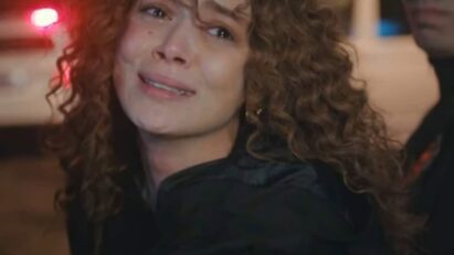 A prisão de Sirin enquanto ela é levada pela polícia após sua confissão