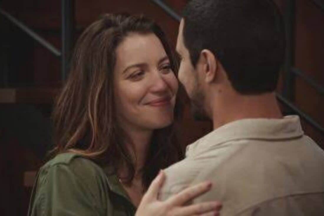 Vênus e Tom em cena romântica de Família é Tudo