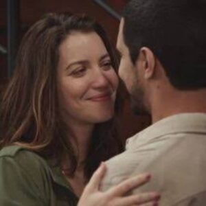 Vênus e Tom em cena romântica de Família é Tudo