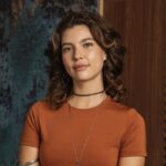 Michele chegando em Portugal na novela Mania de Você