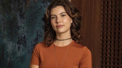 Michele chegando em Portugal na novela Mania de Você