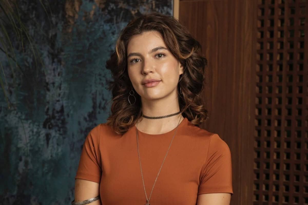 Michele chegando em Portugal na novela Mania de Você