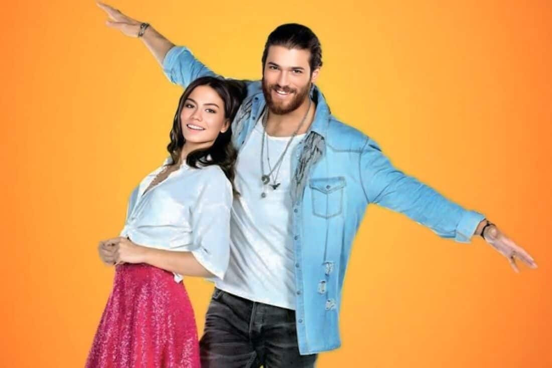 Protagonistas Can Yaman e Demet Özdemir em cena emocionante de 'A Sonhadora'