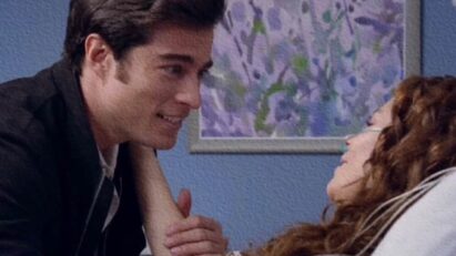 Ângela acorda do coma, confusa sobre sua vida atual e acreditando estar casada com Álvaro.