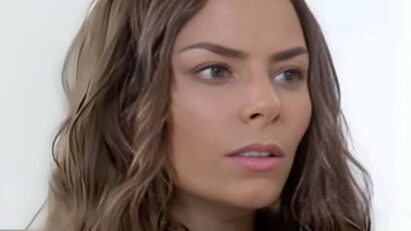 Cena dramática de Ângela sendo confrontada pela polícia no Hospital Vega, acusada de fraude