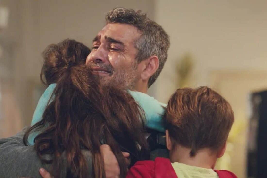 Cena emocionante de Nisan abraçando o pai, Sarp, após descobrir que ele está vivo