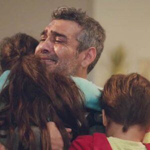 Cena emocionante de Nisan abraçando o pai, Sarp, após descobrir que ele está vivo
