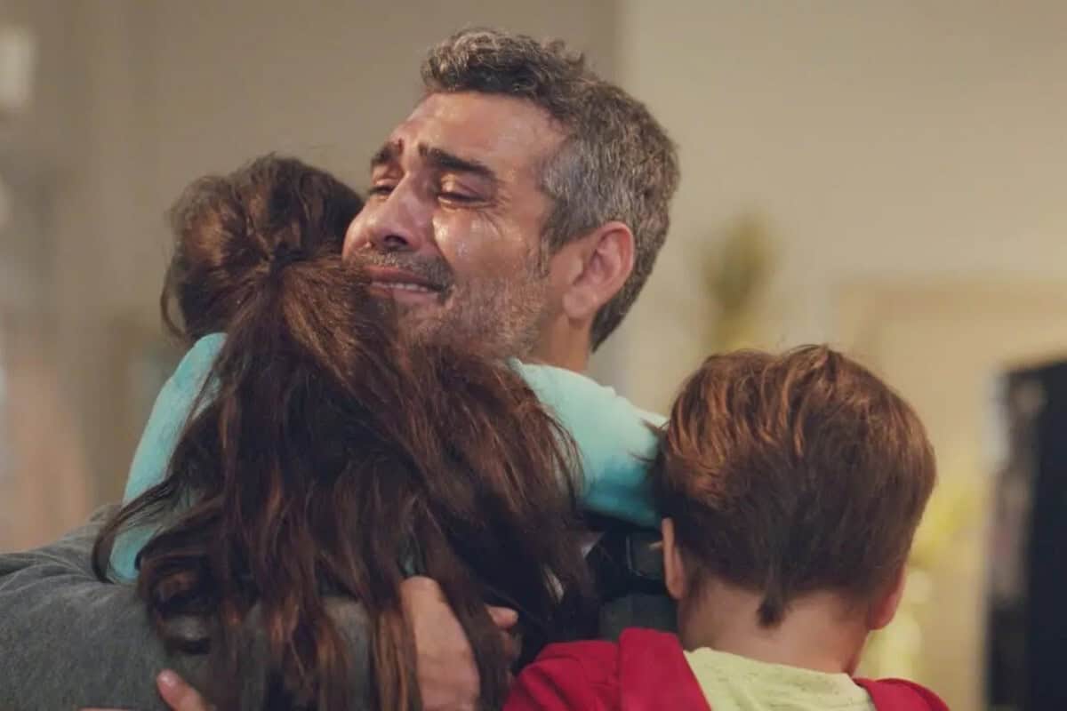 Cena emocionante de Nisan abraçando o pai, Sarp, após descobrir que ele está vivo