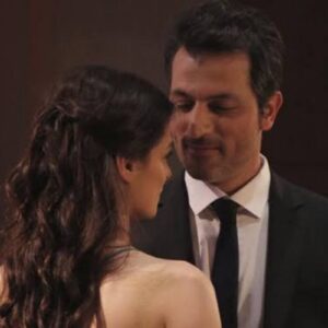 Arif e Bahar em um momento de intensa emoção