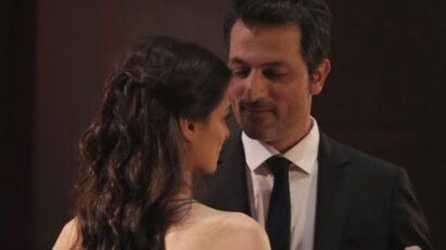 Arif e Bahar em um momento de intensa emoção