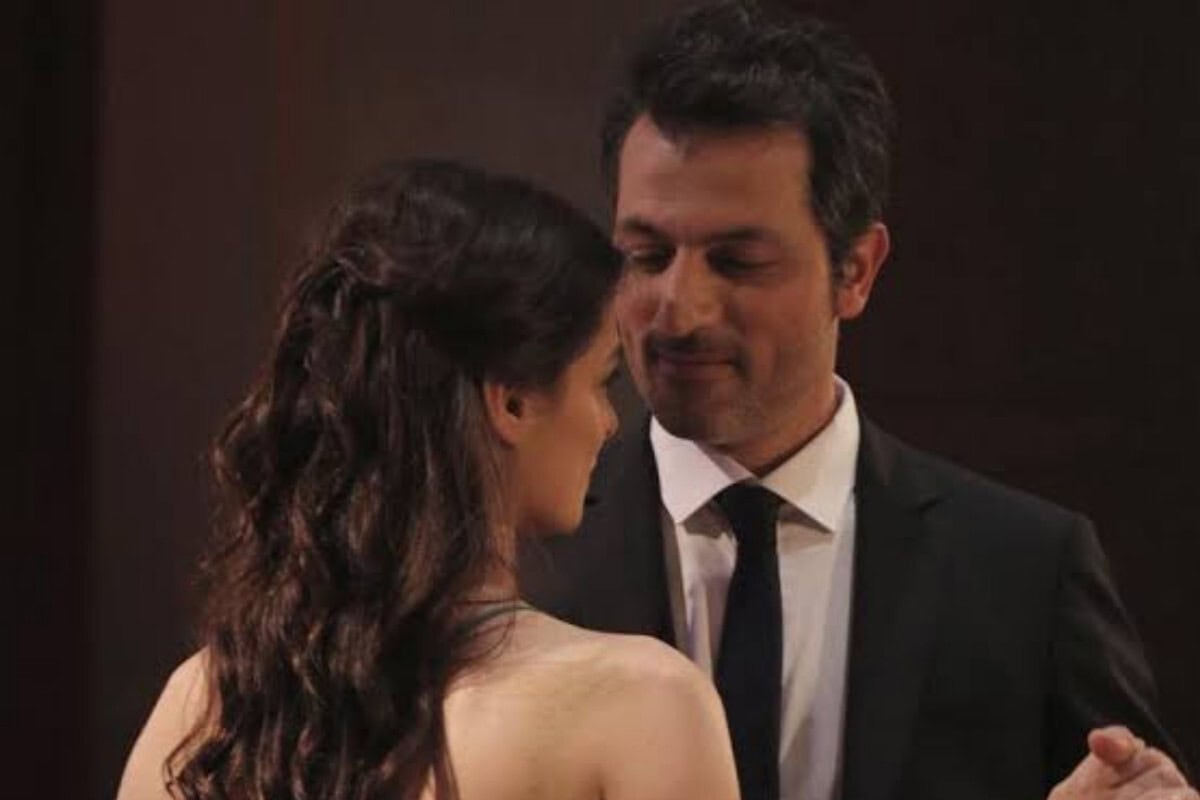 Arif e Bahar em um momento de intensa emoção