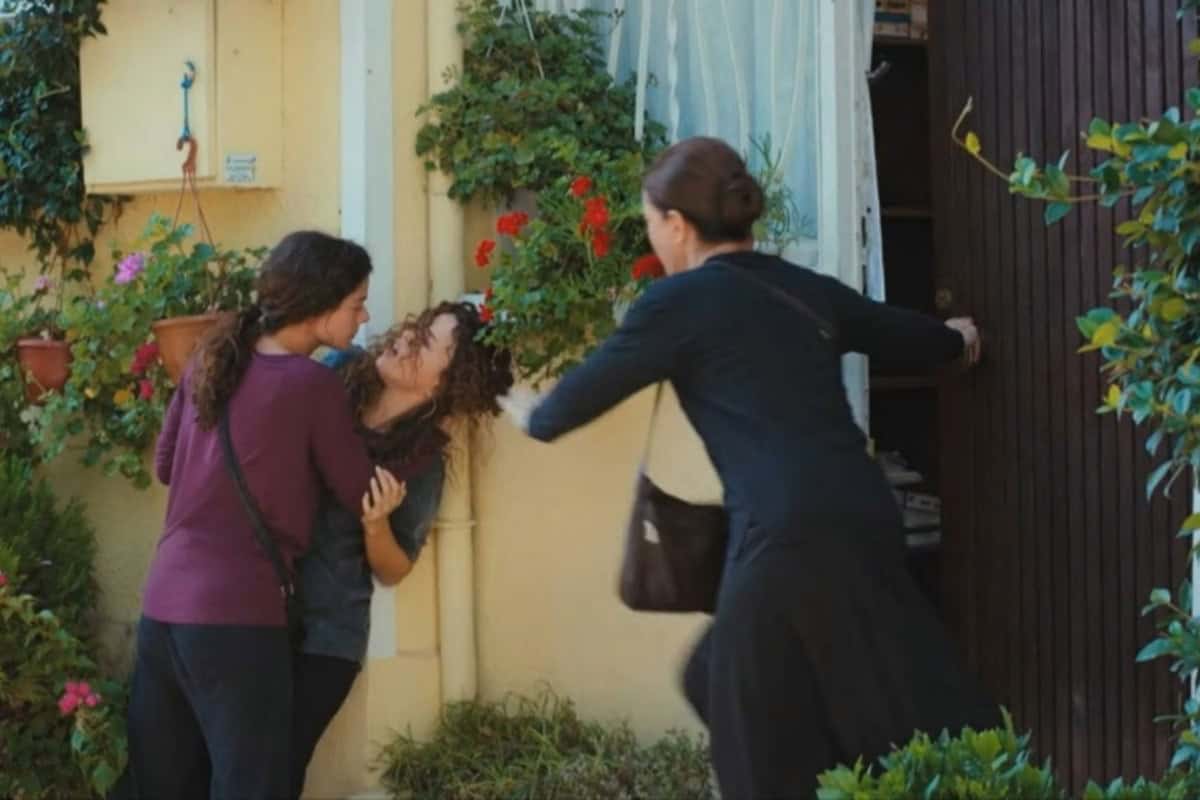 Bahar confronta Sirin em cena tensa.