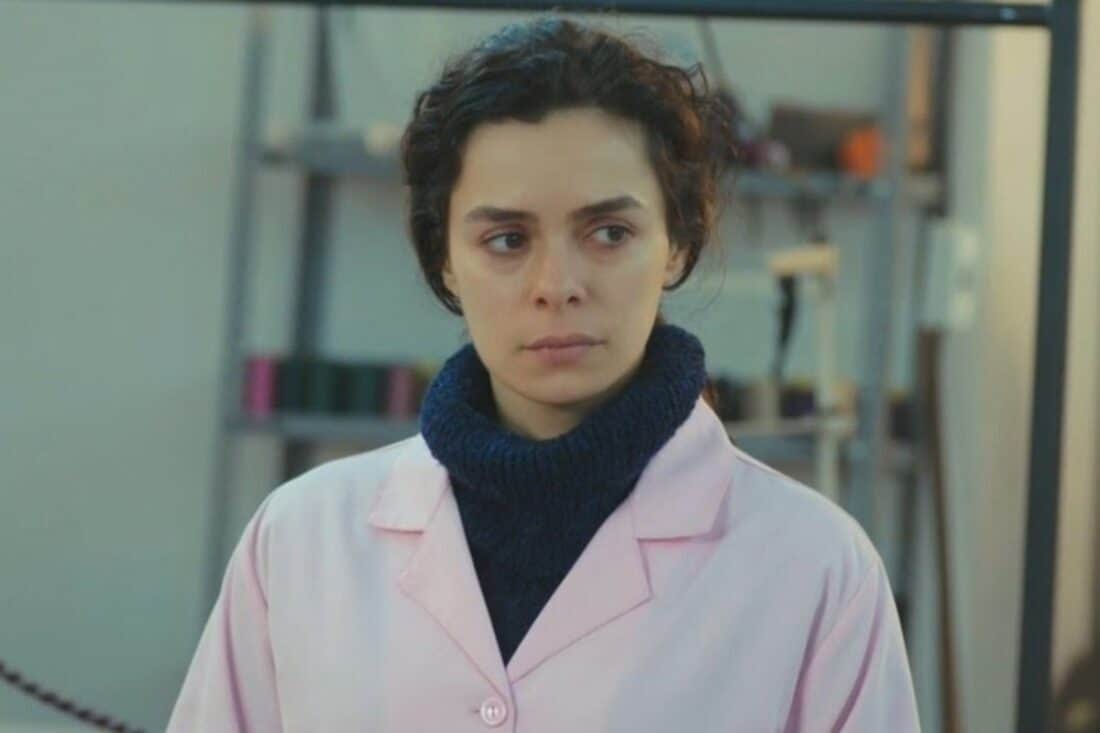 Bahar em cena dramática ao ser demitida de seu trabalho