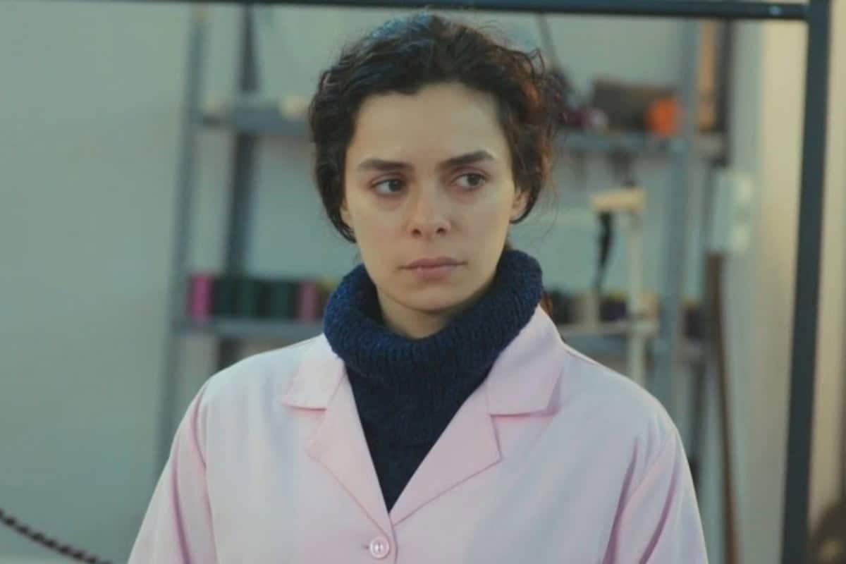 Bahar em cena dramática ao ser demitida de seu trabalho