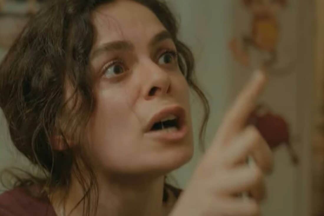 Bahar gritando com Enver em um momento de fúria.