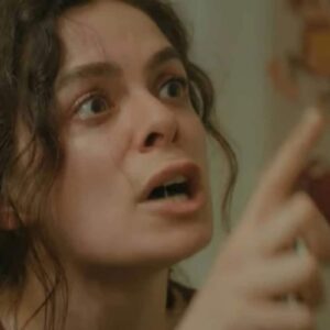 Bahar gritando com Enver em um momento de fúria.