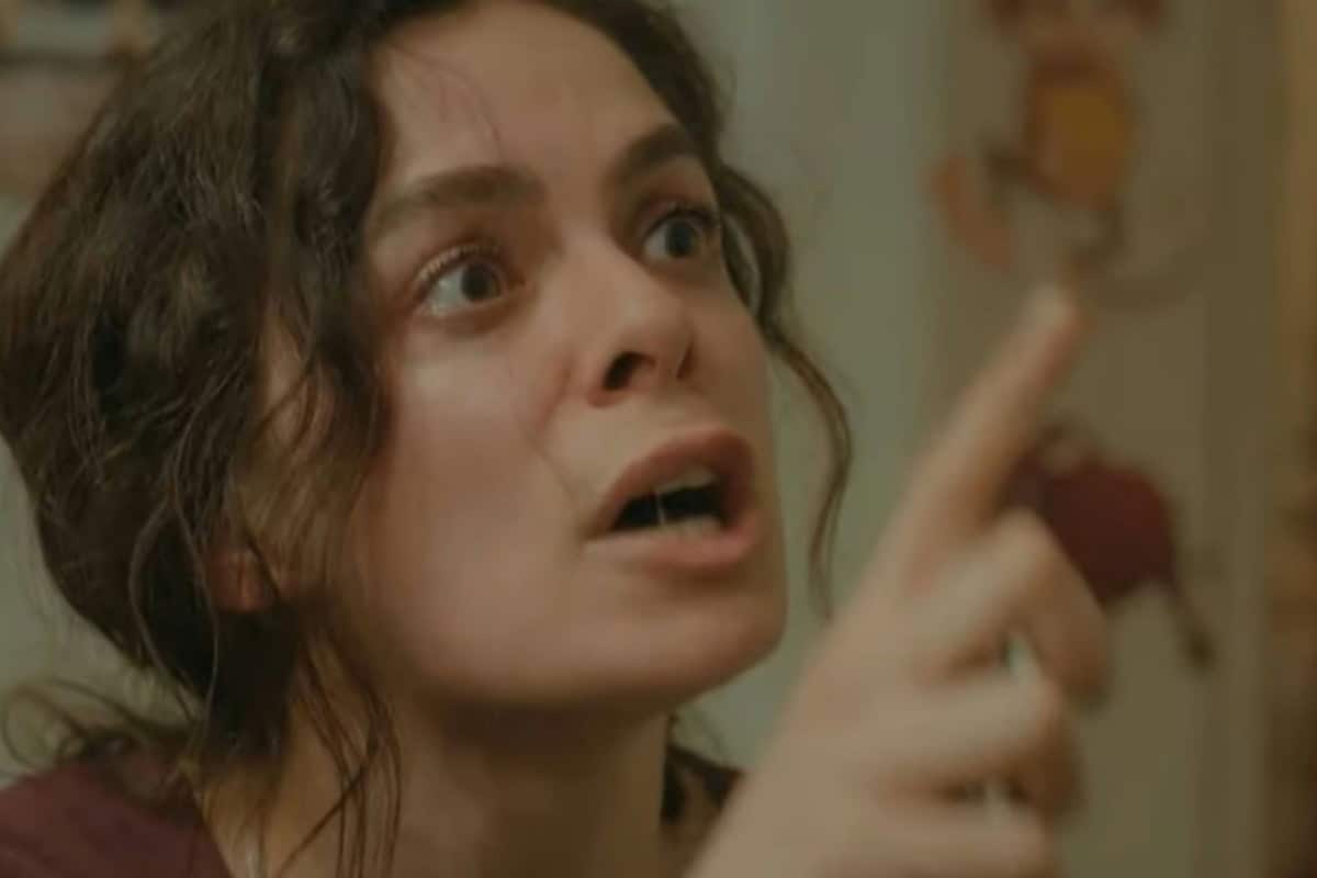 Bahar gritando com Enver em um momento de fúria.