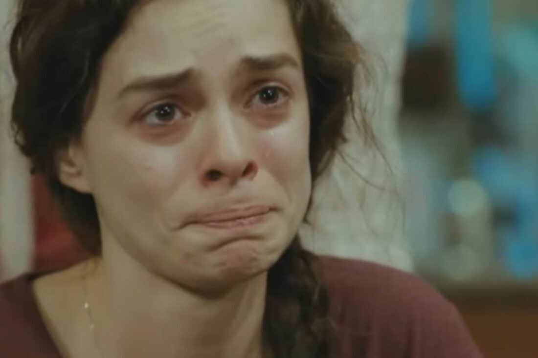 Bahar chorando enquanto toma a difícil decisão de aceitar a medula de Sirin