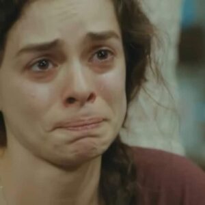 Bahar chorando enquanto toma a difícil decisão de aceitar a medula de Sirin