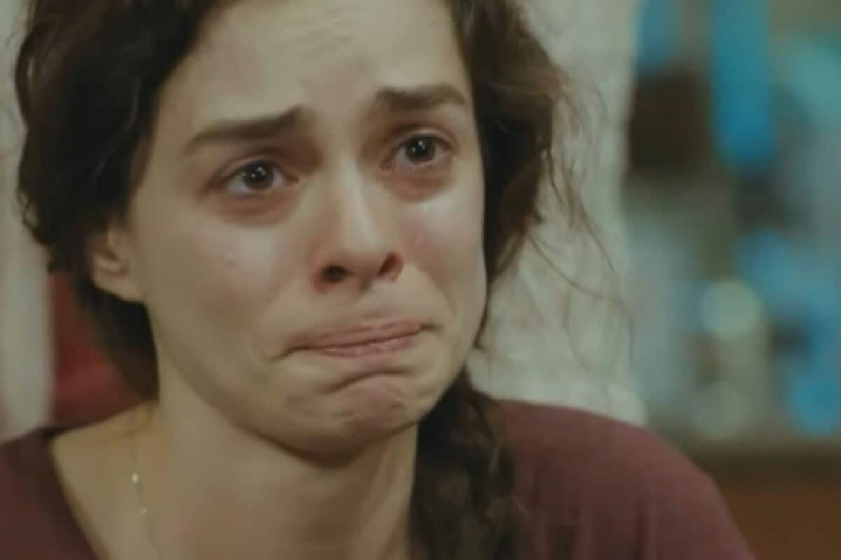 Bahar chorando enquanto toma a difícil decisão de aceitar a medula de Sirin