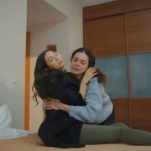 Bahar encontra Peril desacordada após overdose de calmantes.