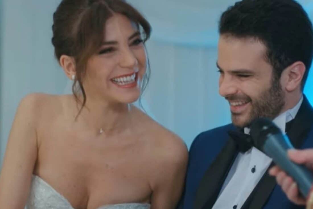 Ceyda e Raif no altar durante o casamento em Força de Mulher."