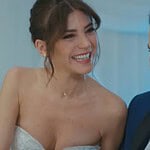 Ceyda e Raif no altar durante o casamento em Força de Mulher."