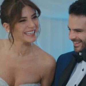 Ceyda e Raif no altar durante o casamento em Força de Mulher."