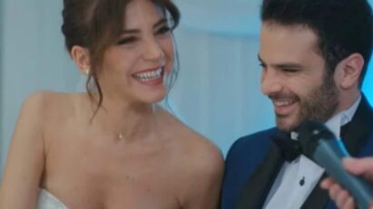 Ceyda e Raif no altar durante o casamento em Força de Mulher."