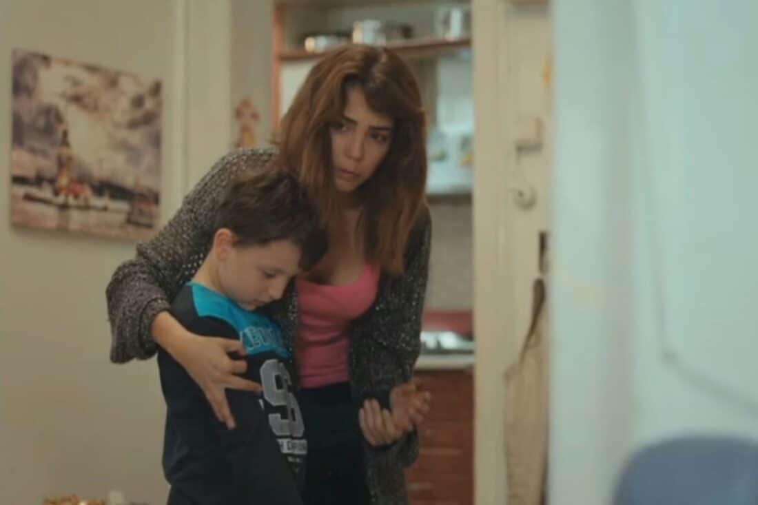 Ceyda chocada ao descobrir que Arda não é seu filho biológico