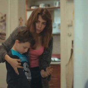 Ceyda chocada ao descobrir que Arda não é seu filho biológico