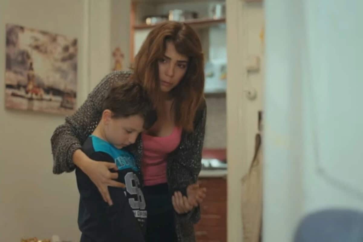 Ceyda chocada ao descobrir que Arda não é seu filho biológico