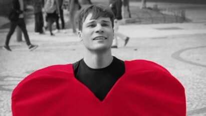 DUDY em cena do videoclipe de f e v e r e i r o