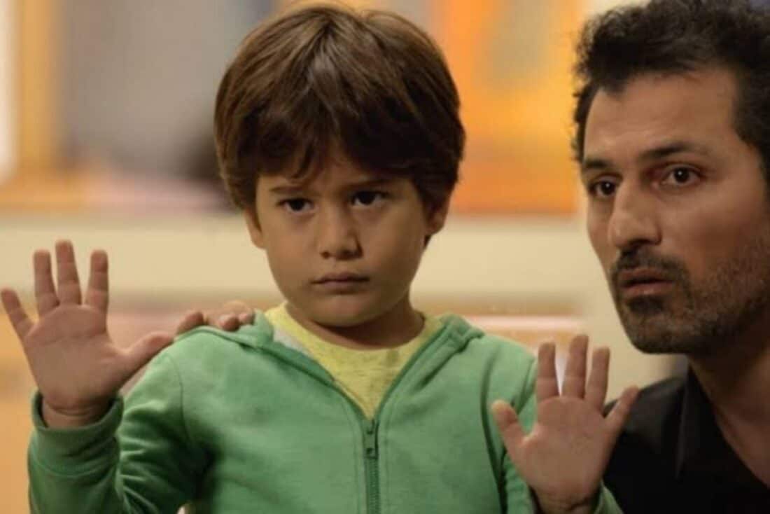 Doruk, o filho de Bahar, em momento de revolta contra Arif