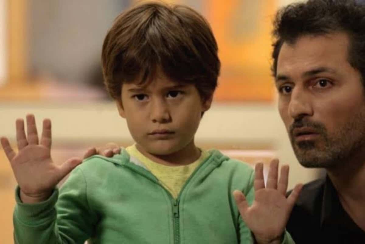 Doruk, o filho de Bahar, em momento de revolta contra Arif